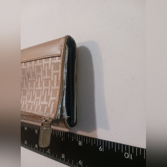 Tommy Hilfiger Wallet / Checkbook - Picture 5 of 8